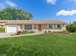 908 W Brittany Dr, Arlington Heights, IL 60004