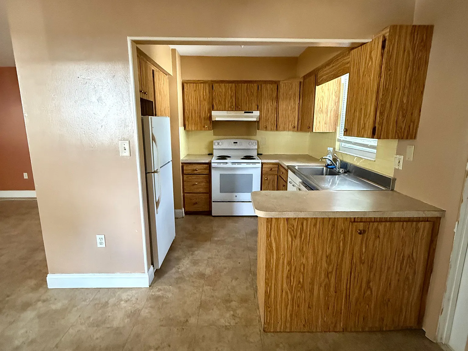 2 bed, 10000 sqft, $1,600 — Photo 2