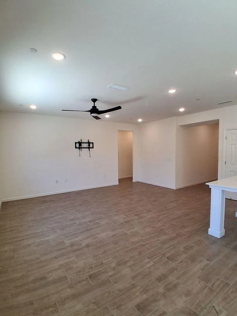 Special: Half Of First Month's Rent! Solar Included! Spacious Single-Story Fresno Home With Den &... — Photo 4