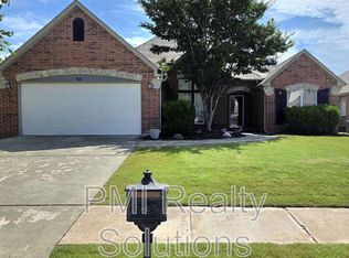 611 N Douglas St, Jenks, OK 74037