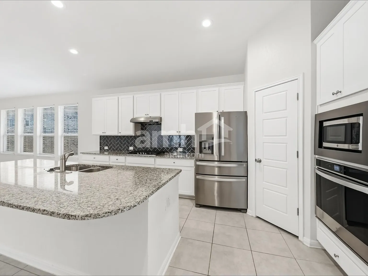 3 bed, 2.0 bath, 1869 sqft, $1,960 — Photo 3