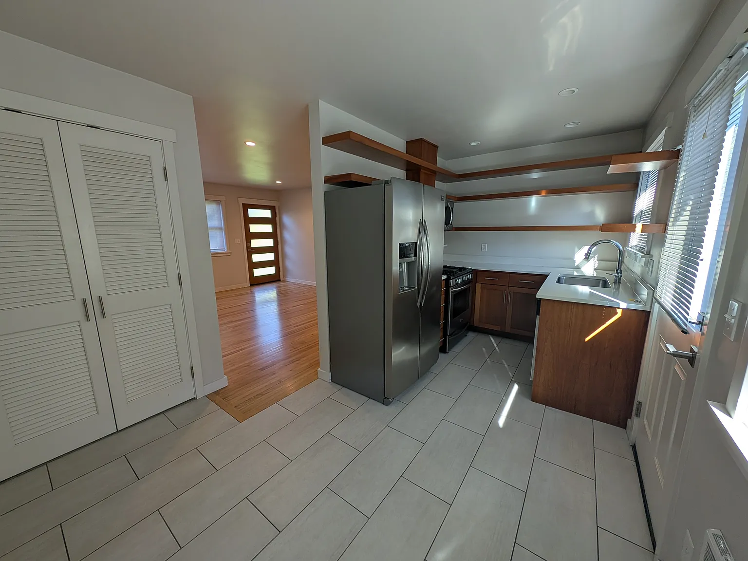 2 bed, 750 sqft, $2,300 — Photo 4