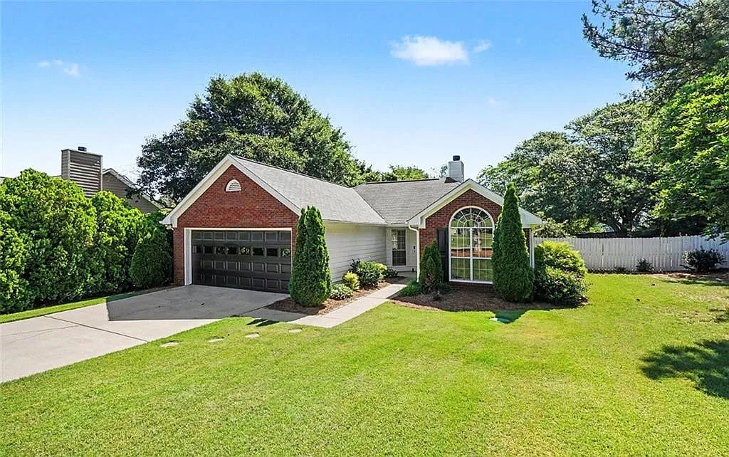 4 bed, 2.0 bath, 1508 sqft, $2,400 — Photo 2