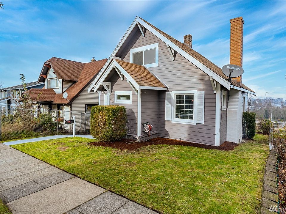 Desirable 1-1/2 story home with basement. Enjoy big sky and panoramic territorial views! 4 bedrooms, 2.5 baths, 2,800sf interior. 