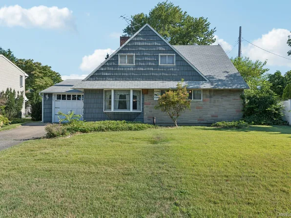 107 Ball Park Lane, Hicksville, NY 11801