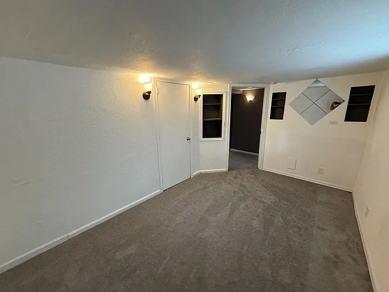 745 E St NE #B — Photo 16