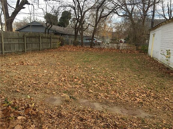 3rd image of 643 N Louisa Ave