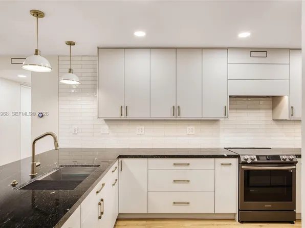 100 Edgewater Dr APT 142, Coral Gables, FL 33133