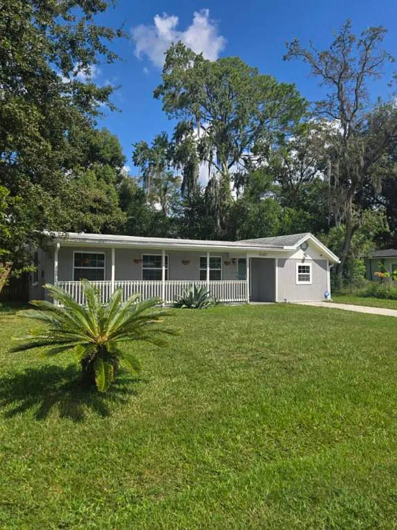 Contemporary Split Floor Plan-Fenced in yard — Photo 2