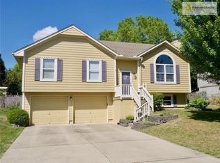 1204 NE Applewood St, Lees Summit, MO 64086