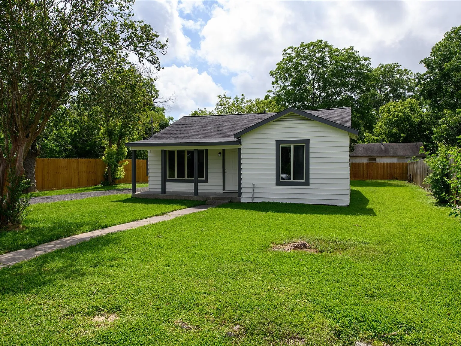 3 bed, 2.0 bath, 1078 sqft, $1,495 — Photo 2