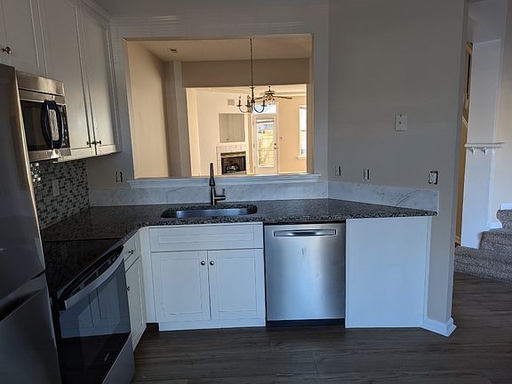 3rd image of 652 Windbrook Cir