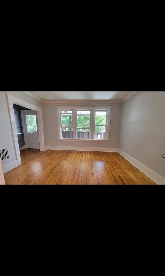 3 bed, 1.0 bath, 990 sqft, $2,000 — Photo 3