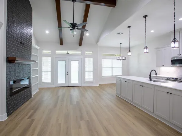 311 Silver Lk, Victoria, TX 77904
