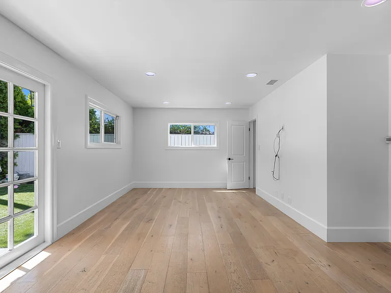 3200 N Poinsettia Ave — Photo 19