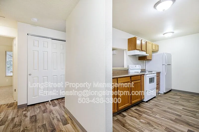2 bed, 1.0 bath, 849 sqft, $1,495 — Photo 2