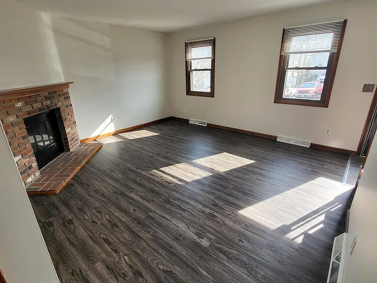 84 Village Ln — Photo 2