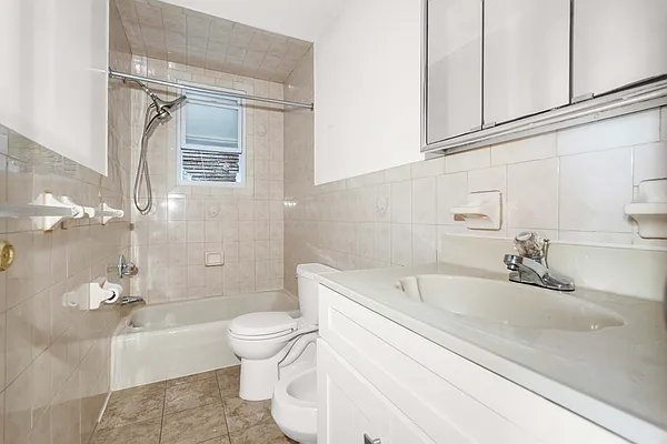 Bathroom, photo 1