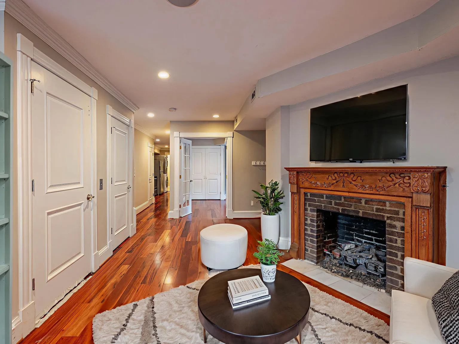 3 bed, 1150 sqft, $3,995 — Photo 2