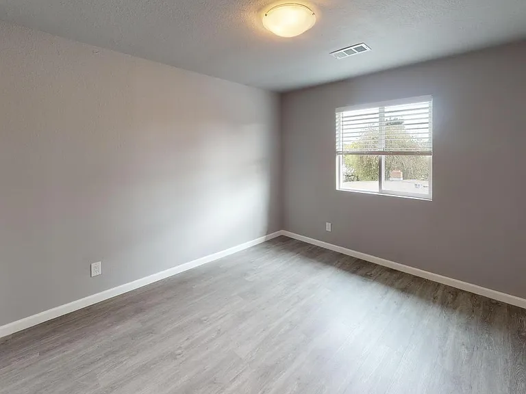 2410 Illinois St — Photo 17