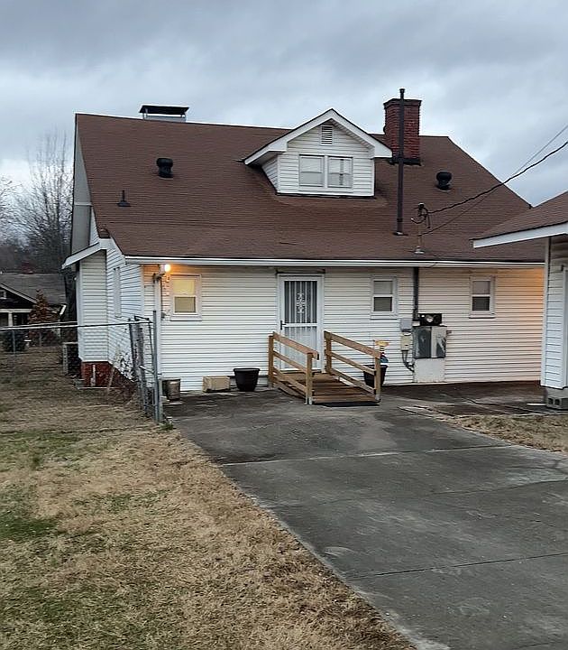 2nd image of 1608 Chicago Ave