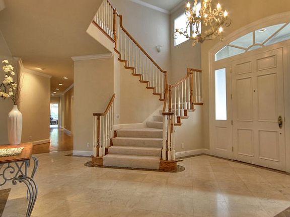 4th image of 90 Montclaire Dr