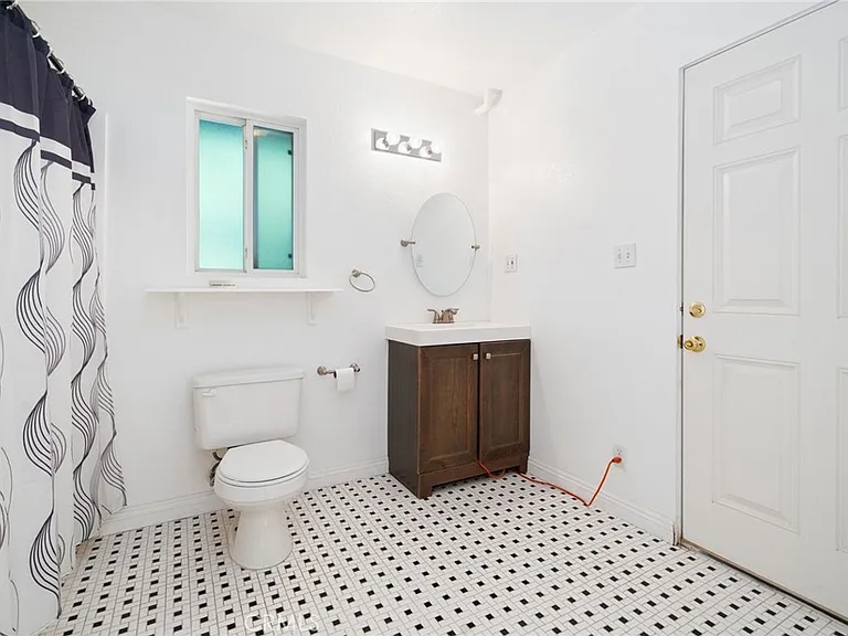 1721 E Ruddock St — Photo 32