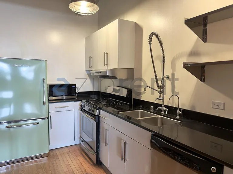 500 Molino St #208 — Photo 8
