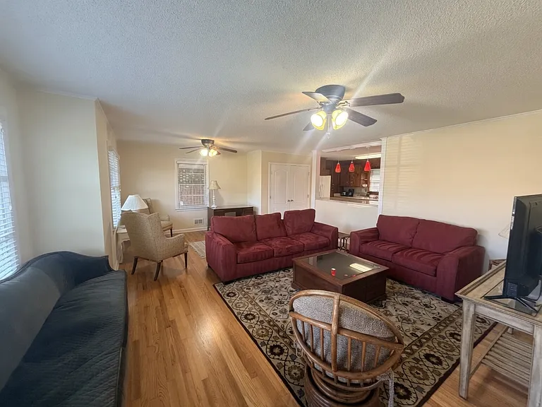 1316 Roberts St — Photo 3