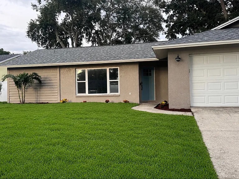 270 Arbor Dr W — Photo 2