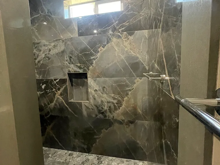 Master/Main Walk In Shower