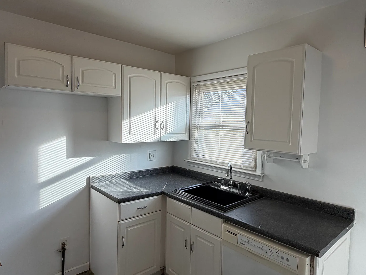 3 bed, 1.5 bath, 1220 sqft, $1,500 — Photo 3