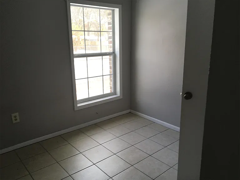 423 W Woodrow St #B — Photo 2