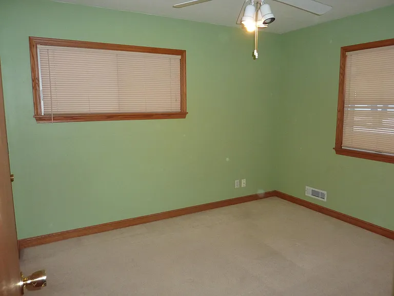 2726 Chippewa Ave — Photo 4