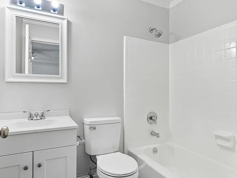 Edgewater Apartments — Photo 8