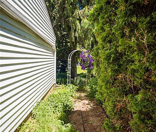 5th image of 102 Nichols St