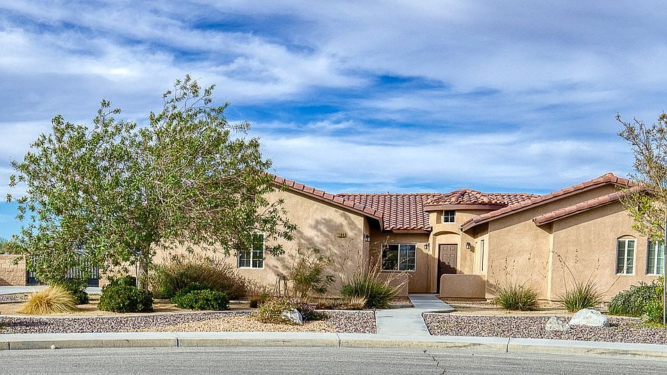 1st image of 104 W Rancho Del Cerro