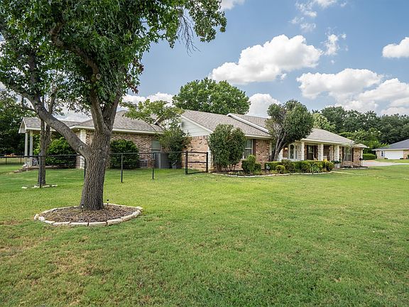 5th image of 301 Meadow Knoll Dr