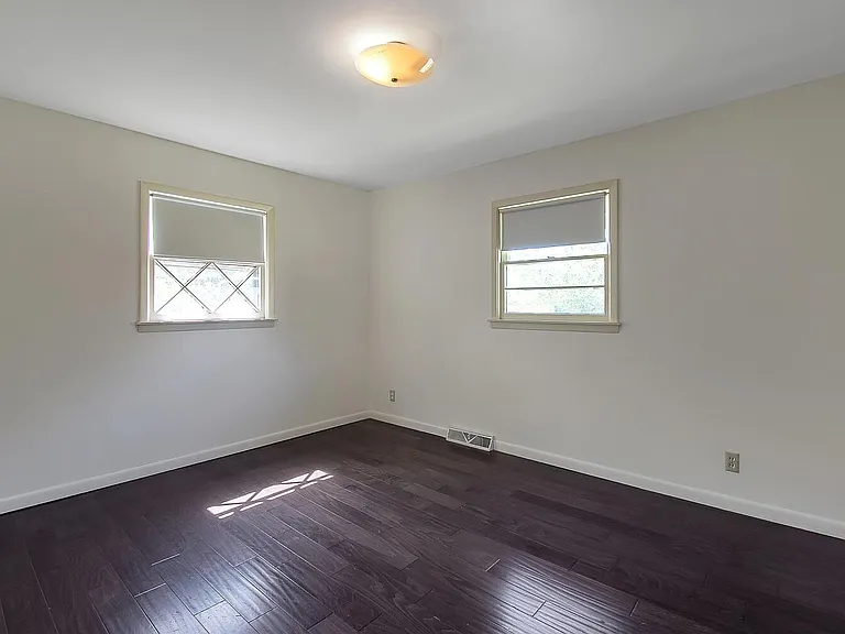 1401 N Stratford Ln — Photo 3