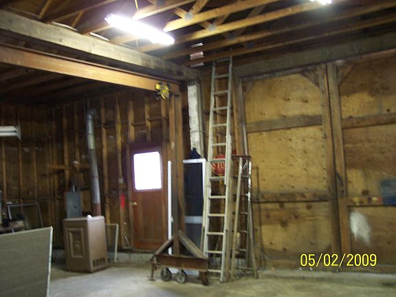 Huge Garage- w/cherry picker