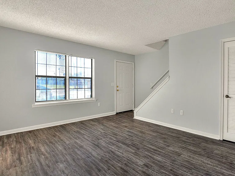 1860 Avenue Q SW — Photo 4