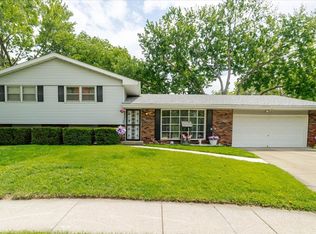 122 Camelot Dr, Bloomington, IL 61704