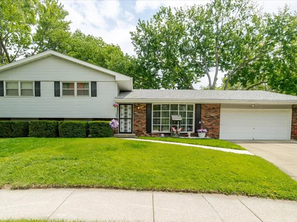 122 Camelot Dr, Bloomington, IL 61704