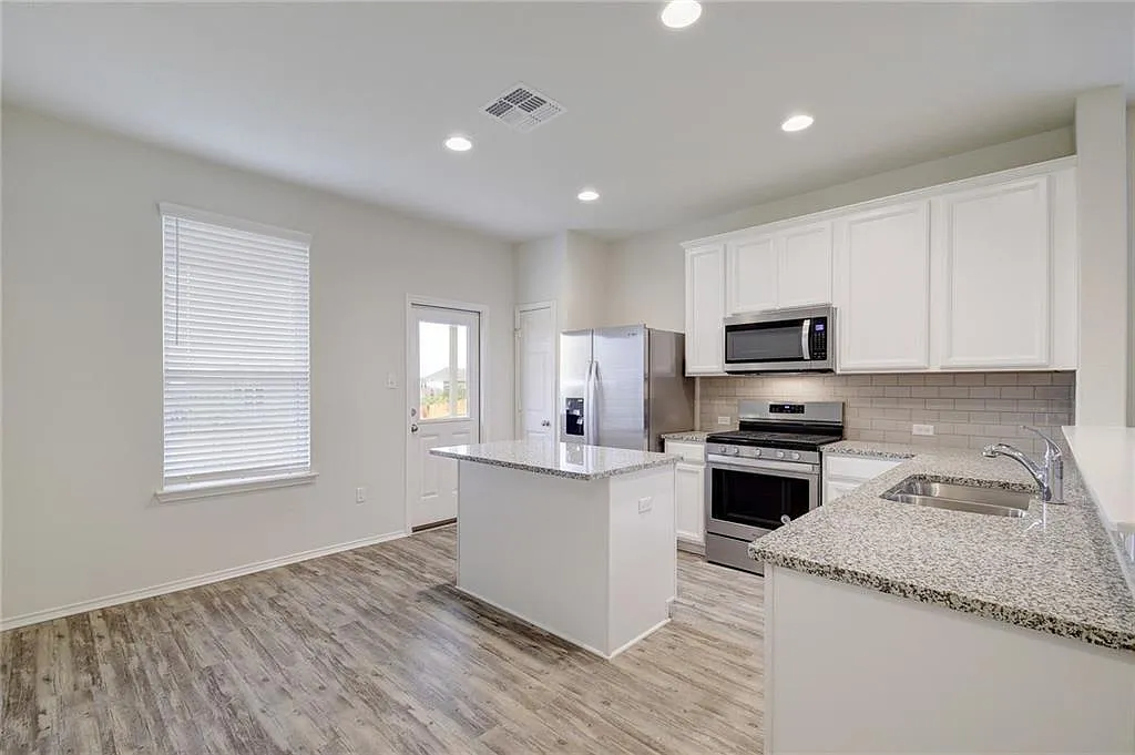 3 bed, 2.0 bath, 1207 sqft, $1,995 — Photo 3