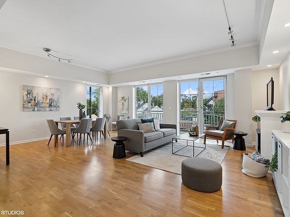 3rd image of 2762 N Lincoln Ave APT 301