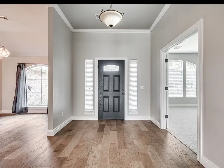 3900 Lockhart Dr — Photo 2