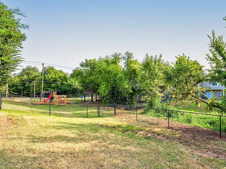 Diamond Trail Apartments — Photo 23