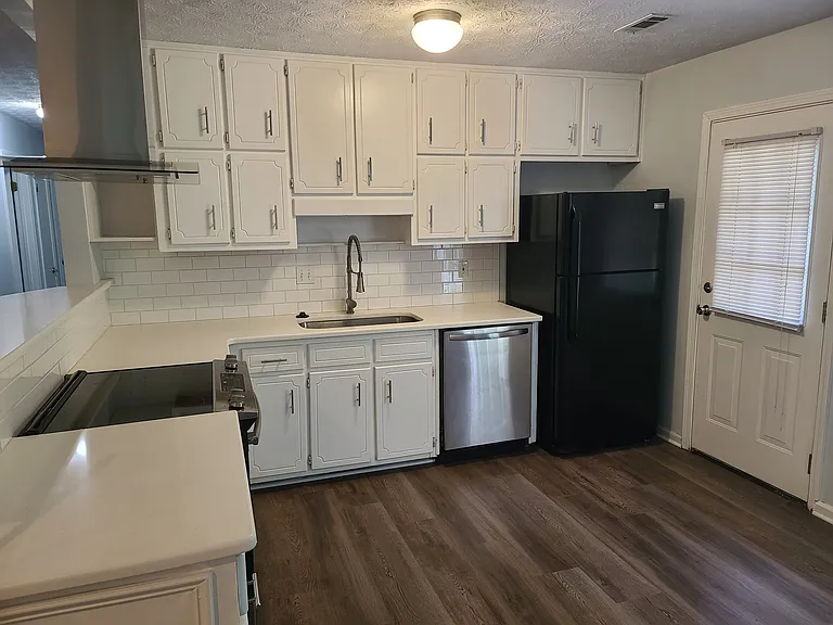 709 Redwood Park — Photo 11
