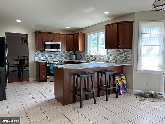 5th image of 16 Sir William Dr