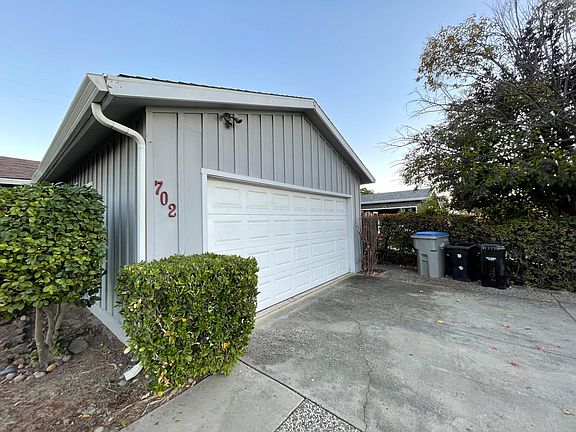 4th image of 702 Broadmoor Dr